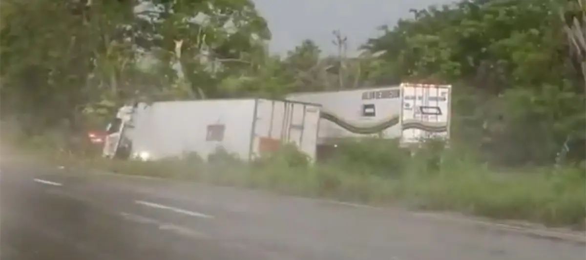 Tráiler pierde el control y se impacta contra árboles en la Villahermosa-Cárdenas