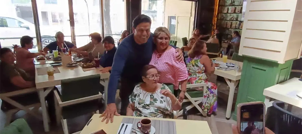 Fans de Francisco Gattorno cumplen "sueño de telenovela" en restaurante Olive Villahermosa