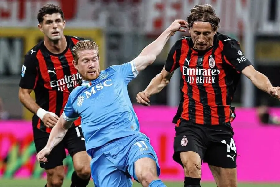 El Milan y Santi Giménez le quitan el invicto al Napoli y son líderes en Italia