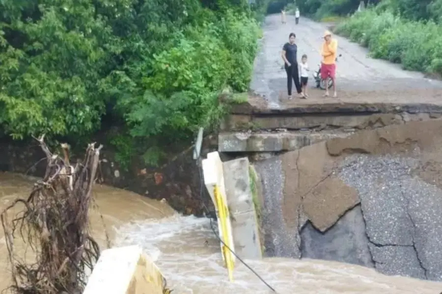 Intensas lluvias provocan colapso de puente en carretera federal en Michoacán