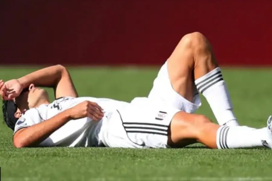 Raúl Jiménez anota y sale lesionado en derrota del Fulham
