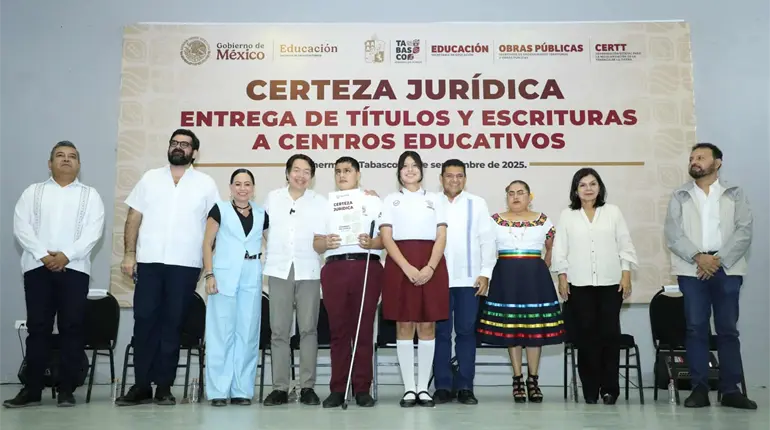 Entrega Mario Delgado 77 t&iacute;tulos de propiedad a planteles educativos de Tabasco