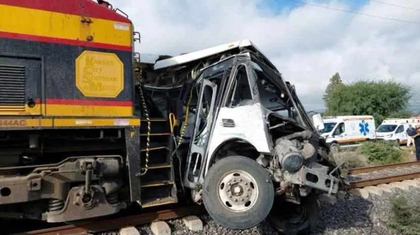 Autobús intenta ganar paso a tren en Guanajuato; mueren 6 personas