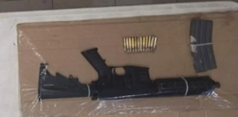 Decomisan armas, cartuchos y celulares durante cateo de inmueble en Centro