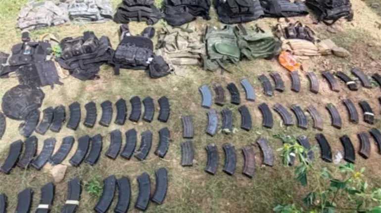 Grupo Interinstitucional en Caminaguato, Culiacán, asegura armamento, artefacto explosivo y equipo táctico