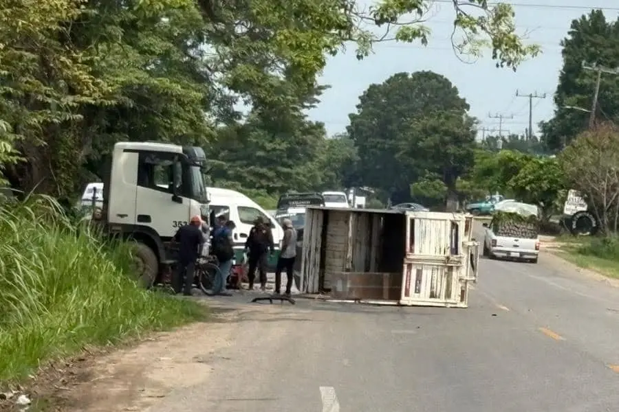 Colisionan tres vehículos en la Villahermosa-Teapa; hay un herido