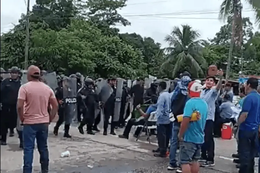Bloquean cañeros la Cárdenas-Coatzacoalcos; los desalojan antimotines
