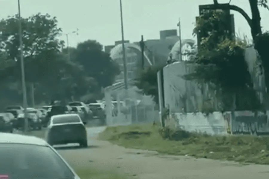 Automovilista evade tráfico sobre banqueta del bulevar Bicentenario en Centro