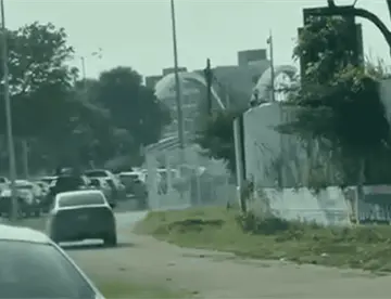 Automovilista evade tráfico sobre banqueta del bulevar Bicentenario en Centro