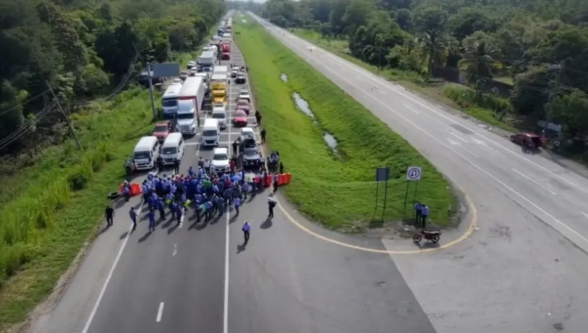Bloquean cañeros la Cárdenas - Coatzacoalcos; exigen liberación de compañeros detenidos en Villahermosa