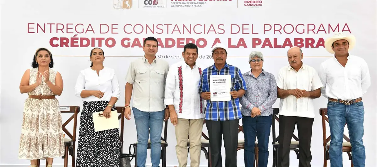 Entrega gobierno certificados del Crédito Ganadero a la Palabra en Comalcalco