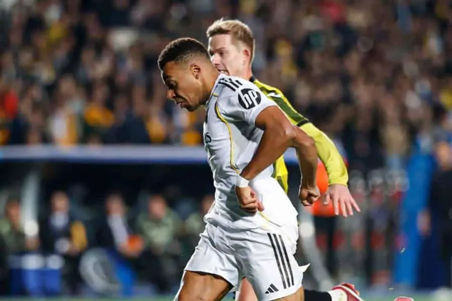 Real Madrid golea al Kairat en Champions con hat trick de Mbappé