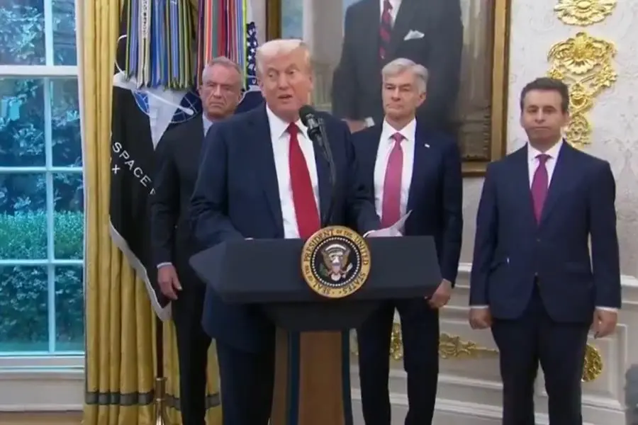 Trump y Pfizer formalizan acuerdo para bajar precios en medicamentos en EE. UU.