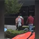 Automovilista evade tráfico sobre banqueta del bulevar Bicentenario en Centro