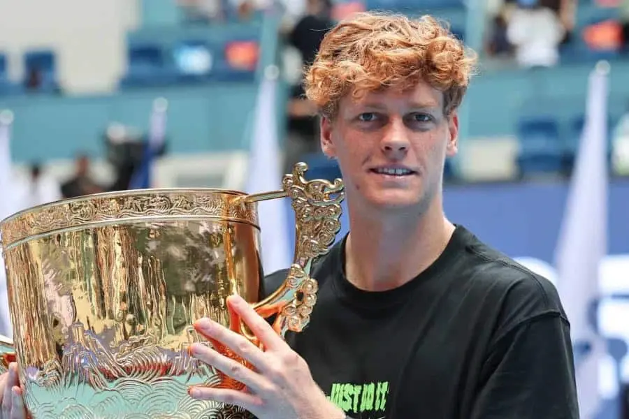 Sinner se corona en Beijing y reduce diferencia con Alcaraz por la cima del ATP