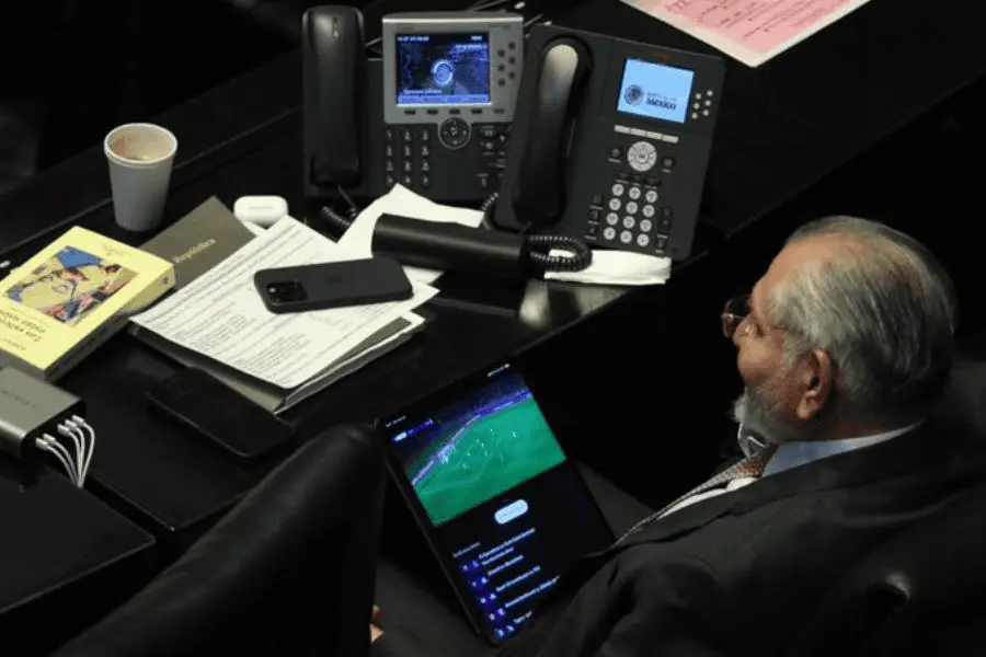 Captan a Adán Augusto viendo el "fut" durante comparecencia del titular de Hacienda