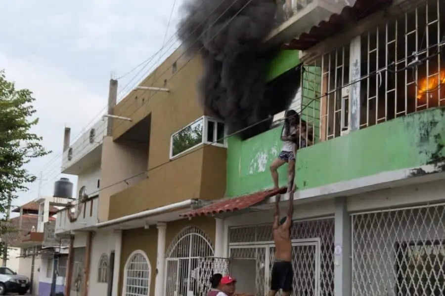 Sofocan bomberos incendios en Centro y Cárdenas; familia escapa por una ventana