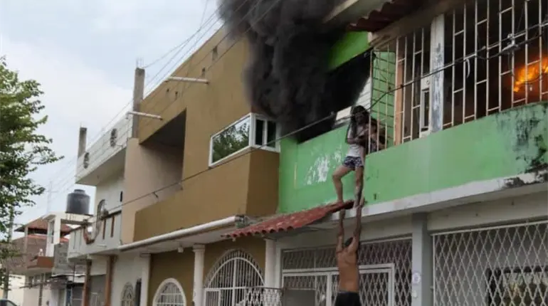 Sofocan bomberos incendios en Centro y Cárdenas; familia escapa por una ventana