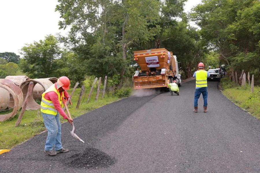 Realiza Osuna entrega de obras de alumbrado público y pavimentación de caminos, en comunidades de Centro