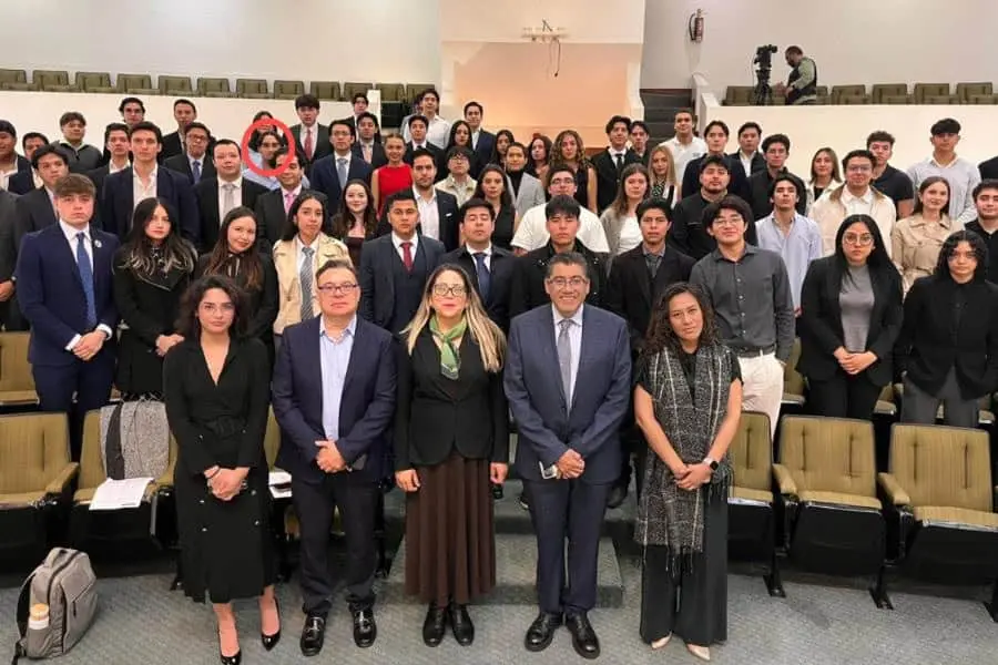 Jesús Ernesto, hijo menor de AMLO, participa en parlamento juvenil en el Senado
