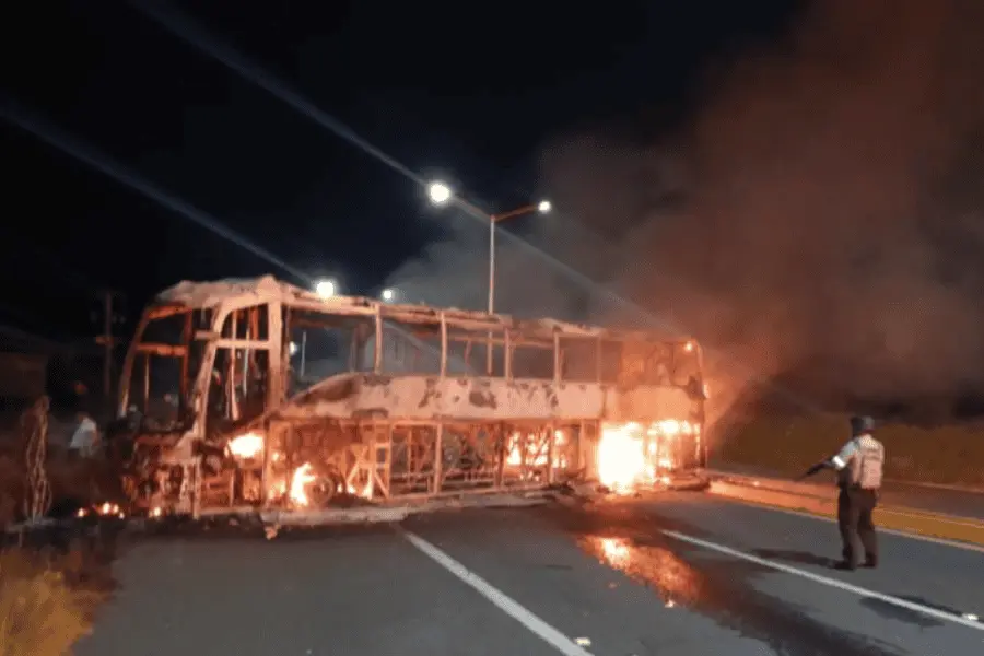 Amanece Zacatecas con ola de violencia de bloqueos, vehículos quemados y ataques armados