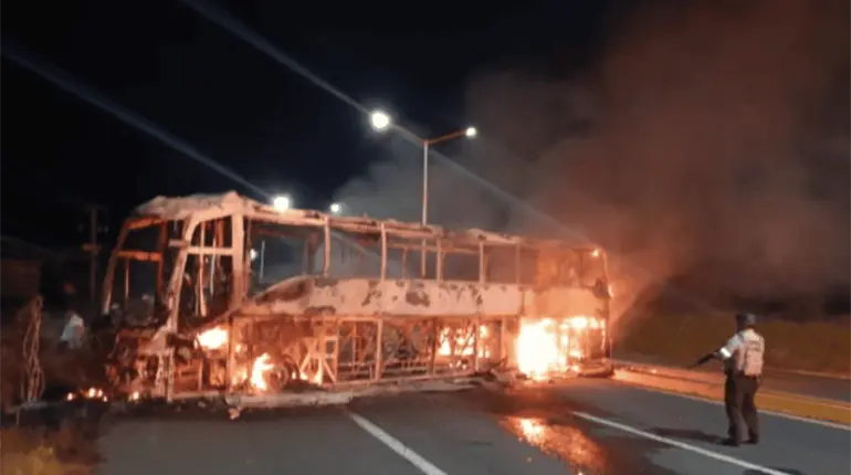 Amanece Zacatecas con ola de violencia de bloqueos, vehículos quemados y ataques armados