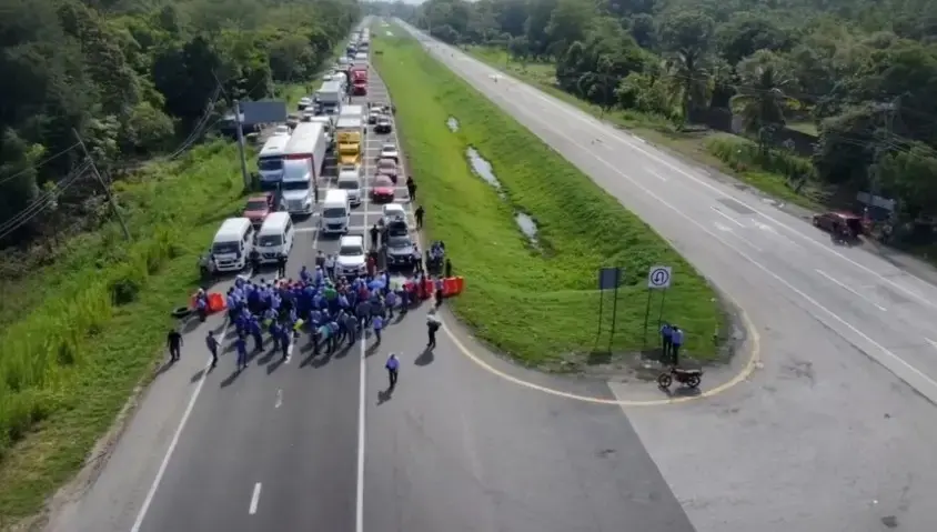 Tras protestas y bloqueos, liberan a uno de 5 cañeros detenidos en Villahermosa