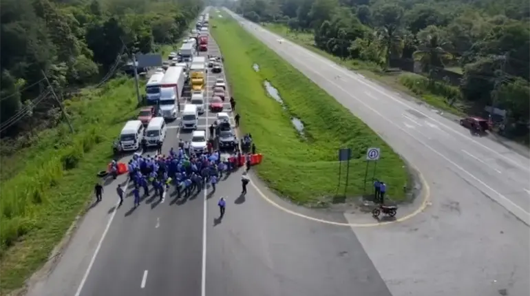 Tras protestas y bloqueos, liberan a uno de 5 cañeros detenidos en Villahermosa