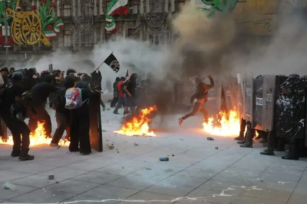 Dan de alta a 78 policías heridos en marcha del 2 de octubre