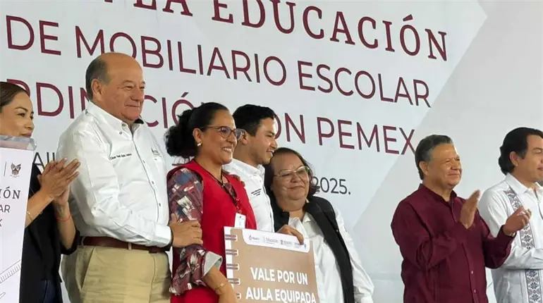 Pemex entrega 200 paquetes de mobiliario a escuelas de Hidalgo
