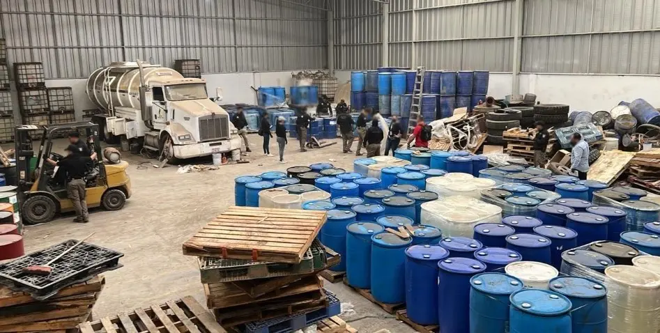 Aseguran bodega con precursores químicos para elaborar drogas y "huachicol" en Durango