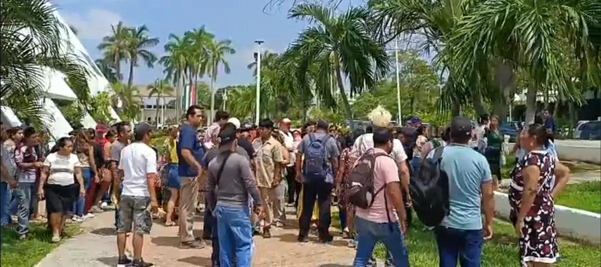 Colonos de Casa Blanca se manifiestan en Palacio Municipal de Centro