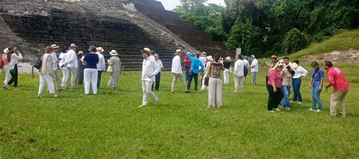 Embajadores de la UE visitan sitio arqueológico de Comalcalco