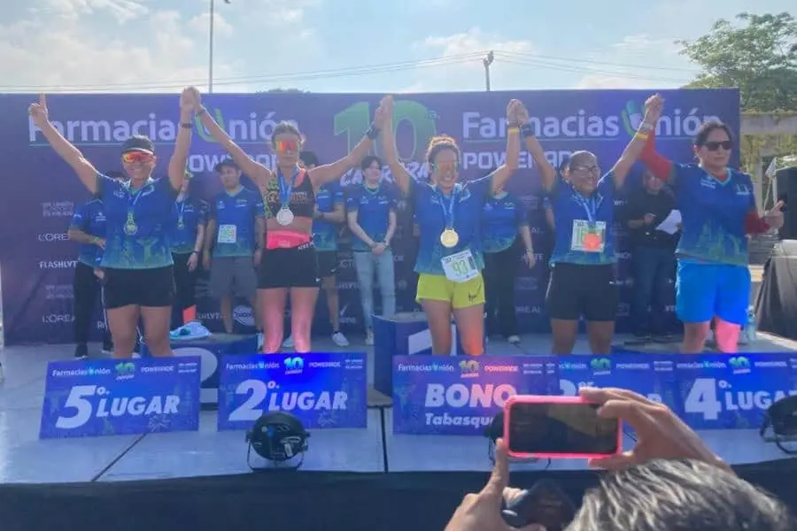 Claudia Márquez y Reinaldo Pacheco triunfan en la décima carrera de Farmacias Unión