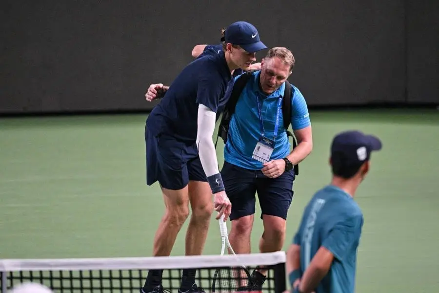 Sinner se retira del Masters de Shanghái por lesión