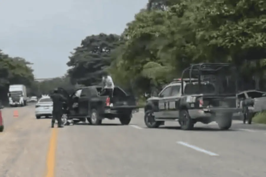 Chocan de frente camioneta y automóvil en la Cárdenas – Huimanguillo