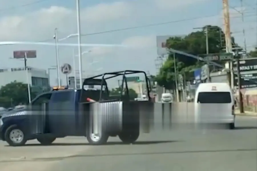 Captan persecución de combi sobre Av. Universidad en Villahermosa