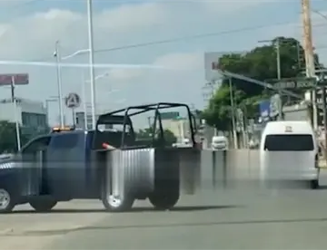 Captan persecución de combi sobre Av. Universidad en Villahermosa