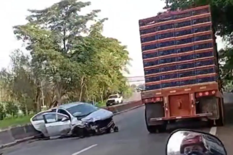 Se impacta contra muro de contención en la Villahermosa-Frontera y abandona vehículo