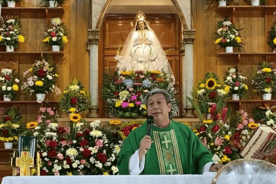 Convoca padre tiktokero a acercar a otros a Dios en el mes de las Misiones en la Iglesia católica
