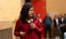 Exhibir nuestras diferencias "le hacen el caldo gordo a la derecha": Luisa Alcalde