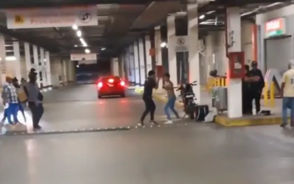 Jóvenes protagonizan pelea en estacionamiento de plaza comercial en Villahermosa