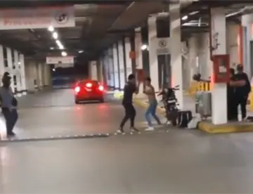 Jóvenes protagonizan pelea en estacionamiento de plaza comercial en Villahermosa