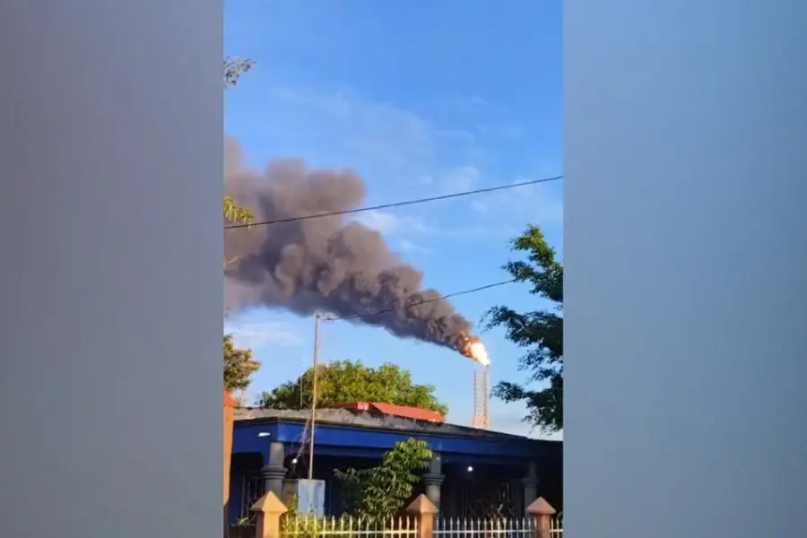 Preocupa a ciudadana desfogue de humo negro desde refinería Olmeca
