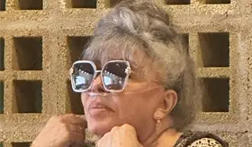 Verónica Castro es captada en el aeropuerto con oxígeno