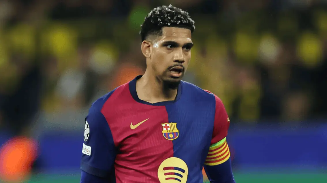 Liverpool FC busca a Ronald Araújo del Barça