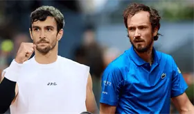 Medvedev y Musetti pasan a octavos en Shanghai; Zverev es eliminado