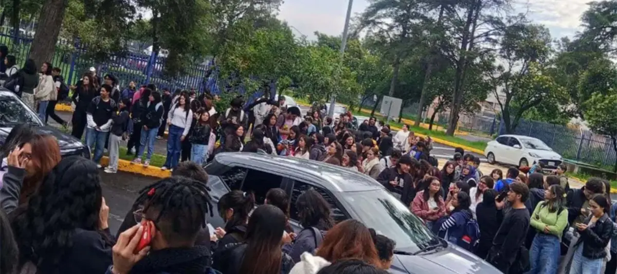 Desalojan a estudiantes de la Facultad de Ciencias Políticas y Sociales de UNAM por amenaza de bomba