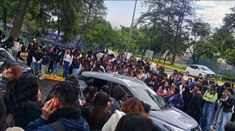 Desalojan a estudiantes de la Facultad de Ciencias Políticas y Sociales de UNAM por amenaza de bomba