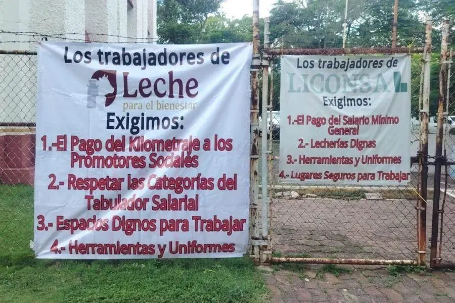 Protestan en Tabasco trabajadores de la industria láctea por incumplimiento de prestaciones a nivel nacional